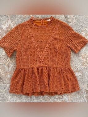 Sandy & Sid Lace Peplum Top in rust sz L